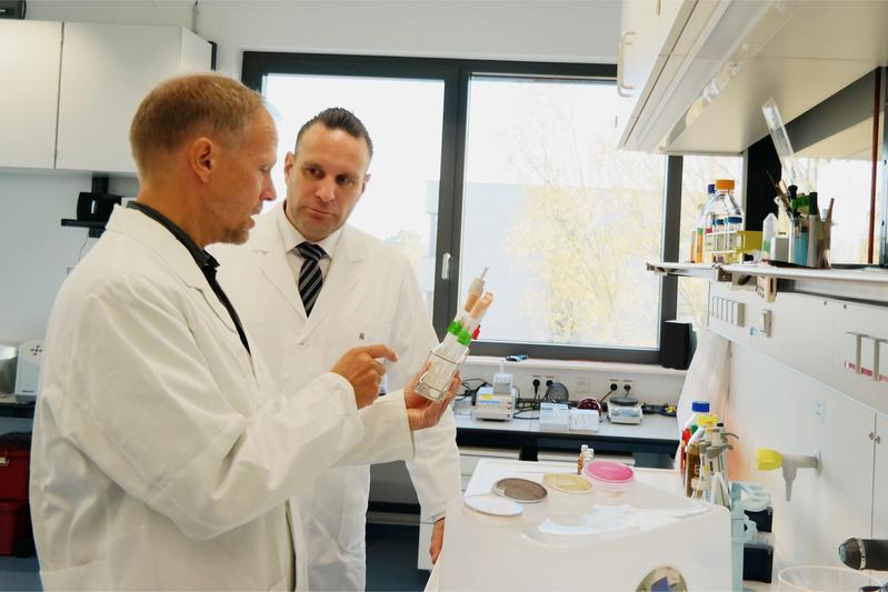 Prof. Dr. Jörg Overmann (links) und Oliver Schatta (rechts) im Labor