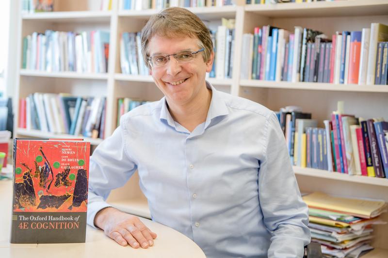 Prof. Dr. Albert Newen mit dem neuen Buch