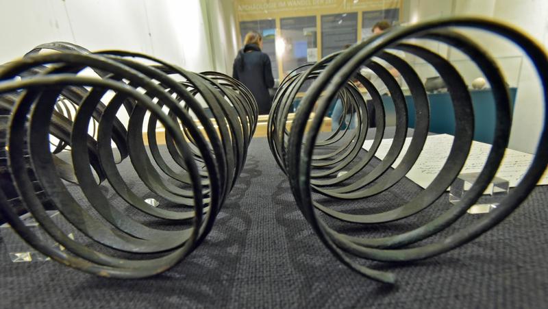 Diese Armspiralen aus der späten Bronzezeit werden in der Sonderausstellung „Archäologie im Wandel – Die Sammlung Ur- und Frühgeschichte an der Friedrich-Schiller-Universität“ gezeigt.