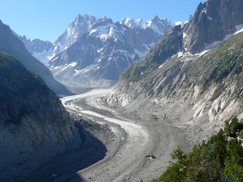 Das Mer de Glace ("Eismeer") ist Frankreichs größter Gletscher und trägt reichlich Schutt auf seiner Oberfläche.