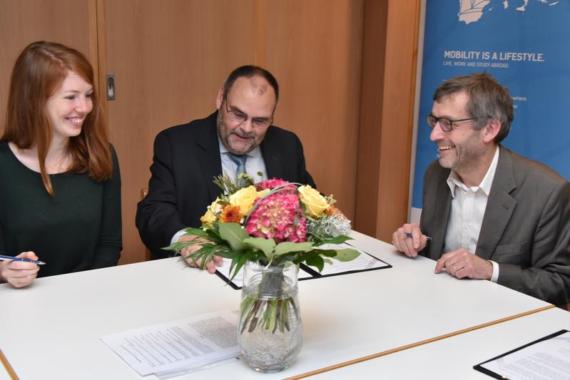 Von links: Kristiane Worch, StuRa-Vorsitzende der EAH Jena, Prof. Dr. Steffen Teichert, Rektor der EAH Jena und Prof. Dr. Walter Rosenthal, Präsident der FSU Jena