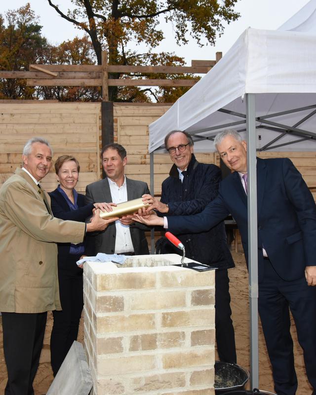 GFZ-Vorstandssprecher Reinhard Hüttl, die Architektin Katja Döpke und Architekt Alexander Gyalokay, GFZ-Kuratoriumsvorsitzender Karl Eugen Huthmacher, MinDir a.D., und GFZ-Forscher Dirk Wagner (v.l).