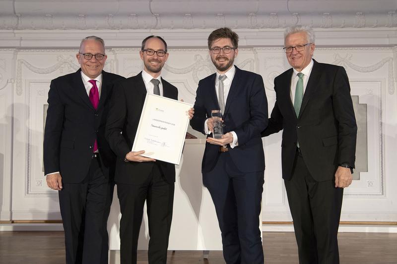 Das Nanoscribe-Team um Geschäftsführer M. Hermatschweiler (2.v.li.) und Dr. M. Thiel (2.v.re.) erhielt den Preis von Ministerpräsident W.Kretschmann (re.) und dem Vorsitzenden des L-Bank, Dr. A. N