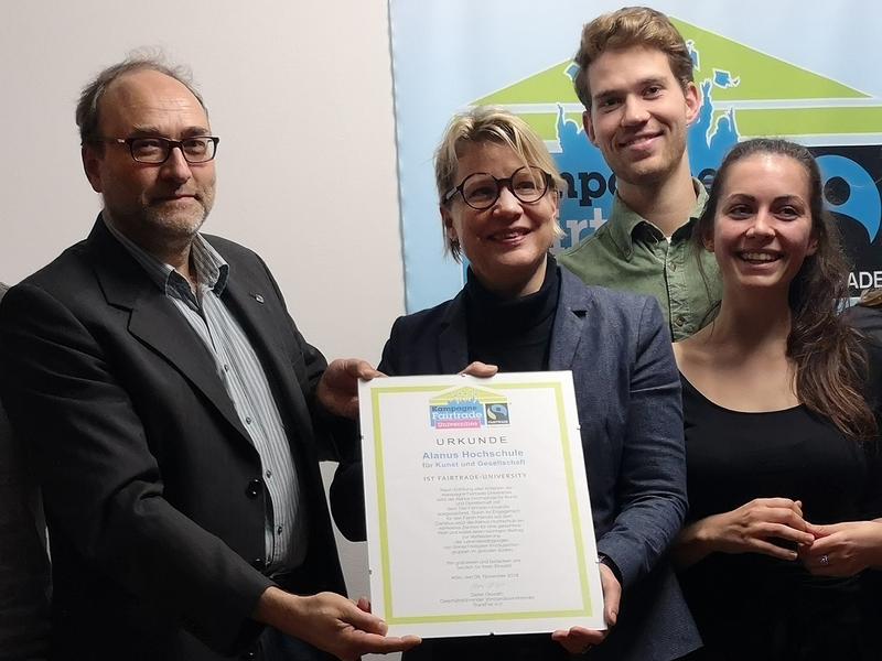 Martin Schüller von Fairtrade Deutschland überreichte Rektorin Monika Kil und den Studierenden der hochschulinternen Steuerungsgruppe Bastian Kesting und Milena Suchier die Urkunde.