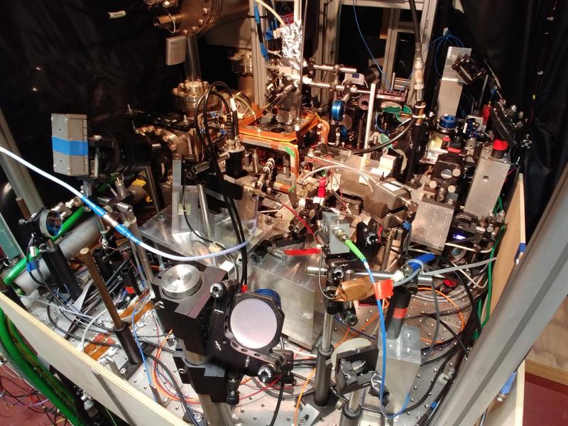 Experimenteller Aufbau am Kirchhoff-Institut für Physik der Universität Heidelberg. Hier wurde die universelle Dynamik ultrakalter Atome beobachtet. 