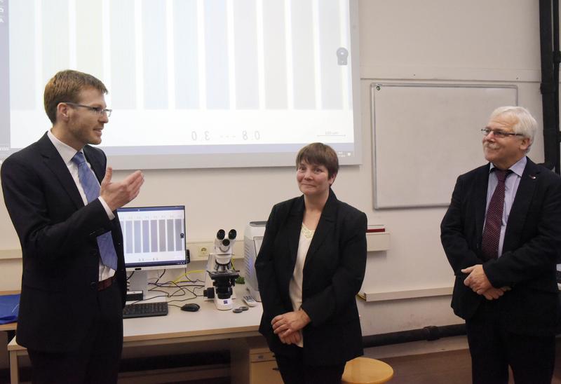 Sie freuen sich über die neuen ZEISS-Mikroskope (v.r.): Prof. Dr. Andreas Wipf (Dekan der Physikalisch-Astronomischen Fakultät), Prof. Dr. Katharina Schreyer (FSU) und Dr. Michael Albiez (ZEISS).