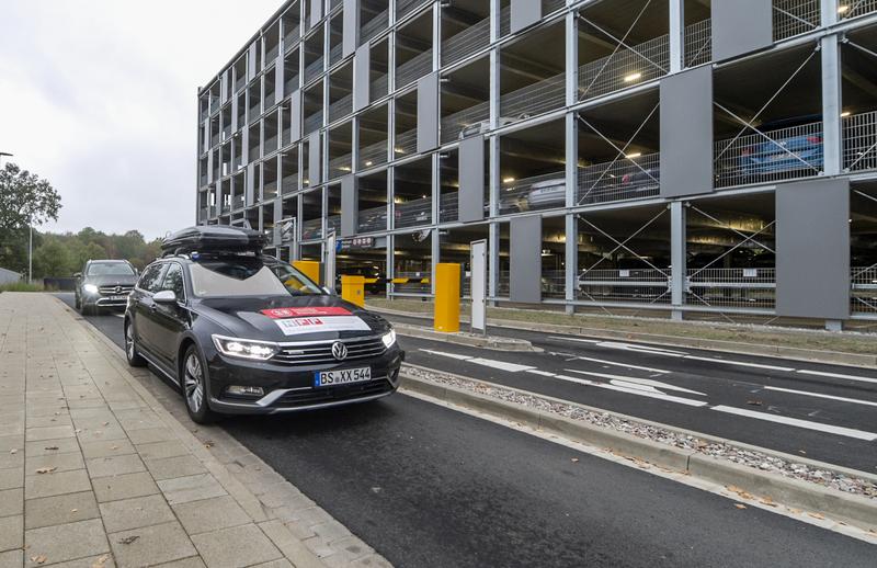 Das NFF-Forschungsfahrzeug TEASY 3 (Testing and Engineering of Automated Driving Systems) wird zukünftig im Forschungsparkhaus autonom Parken.