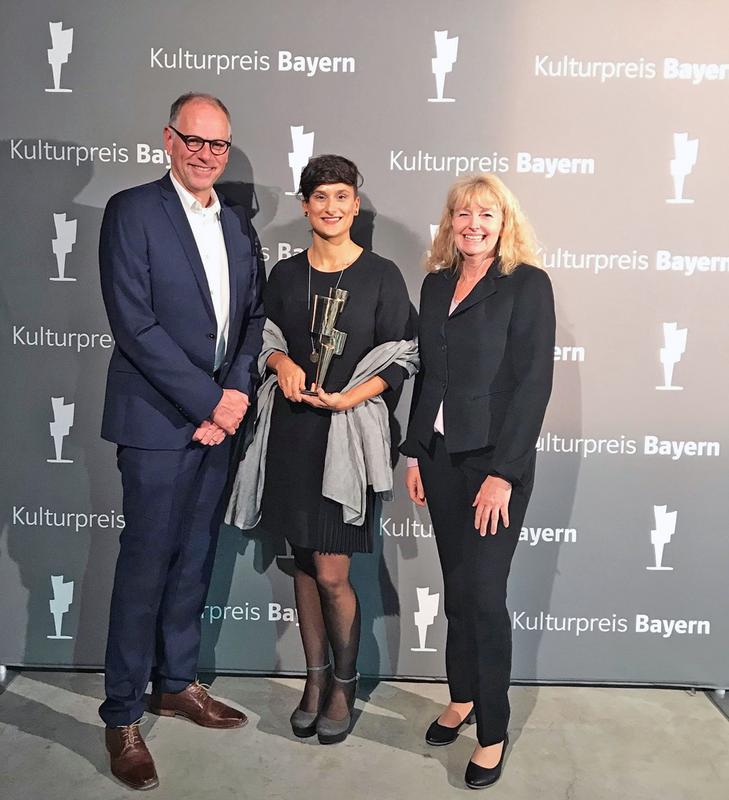 Die Vizepräsidentin, Professorin Dr. Saueressig, gratulierte der Masterabsolventin Ricarda Schuhmann und ihrem Betreuer Professor Erich Schöls zur Auszeichnung mit dem Kulturpreis Bayern 2018