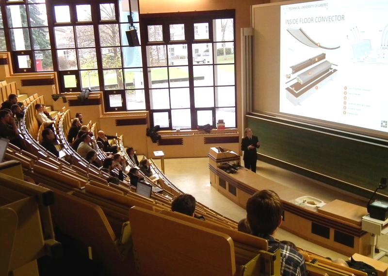 Blick in den großen Hörsaal des Konrad-Zuse-Medienzentrums an der BTU in Senftenberg während der 3. Tage der Ingenieurwissenschaften.