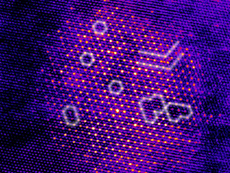 Elektronenmikroskopisches Bild einer Aluminium-Ausscheidung mit atomar-großen Diffusionskanälen