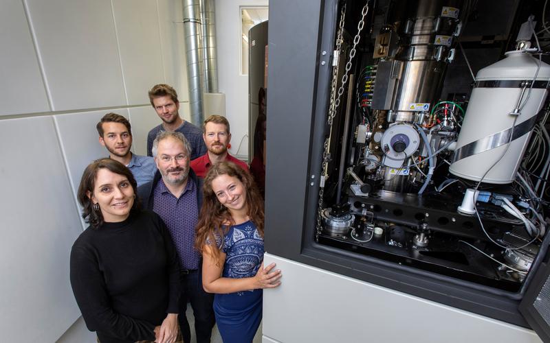 Gerald Kothleitner (Mitte) und sein Forschungsteam neben dem Austrian Scanning Transmission Electron Microscope (ASTEM) am Zentrum für Elektronenmikroskopie Graz. 