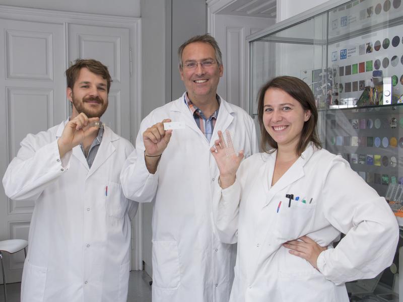 Das Team der CellChipGroup, das sich mit Gewebezüchtung am Chip befasst: DI Barbara Bchmann, Prof. Peter Ertl und Dr. Mario Rothbauer (v.l.n.r.) 