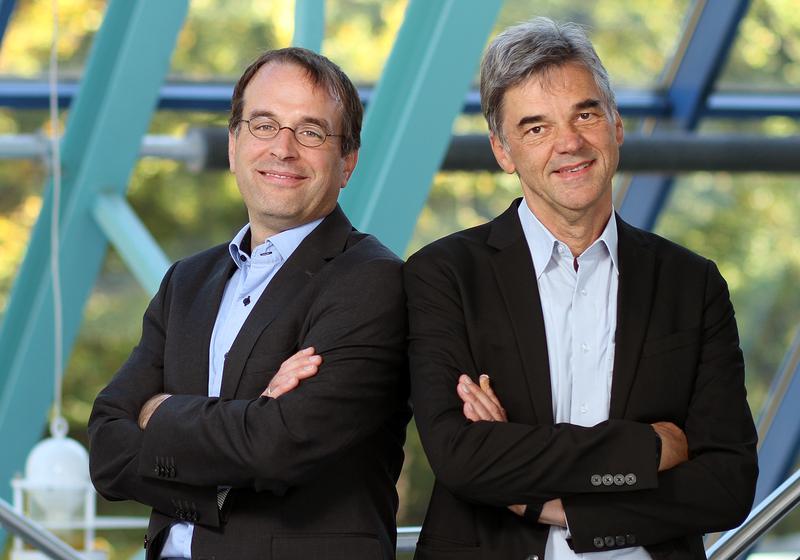Professor Dr. Wilko Manz (li.) und Professor Dr. Theo Schmitt arbeiten an der neuen Sensortechnik mit. 
