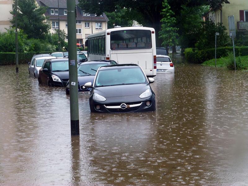 Bei starkem Regen wie in diesem Jahr steigt die Gefahr, dass Straßen überfluten.