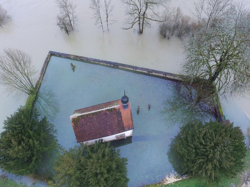 Als Folge von Starkniederschlägen überschwemmte der Doubs im Januar 2018 auch eine Kirche in La Lomène bei Sainte-Ursanne.  