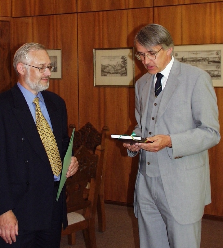 Professor Dr. Heinz-Günter Brokmeier (l.) mit dem Rektor,  Prof. Dr. Ernst Schaumann.