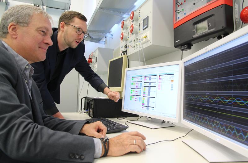 Projektleiter Prof. Thomas Stetz (rechts) und Laboringenieur Peter Weimar setzen bei dem Forschungsvorhaben auf Smart-Grid-Technologien. 
