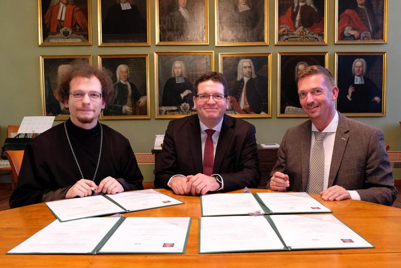 Pavel Tscherkassow, Christian Tietje und Daniel Cyranka bei der Vertragsunterschrift (v.l.n.r.)