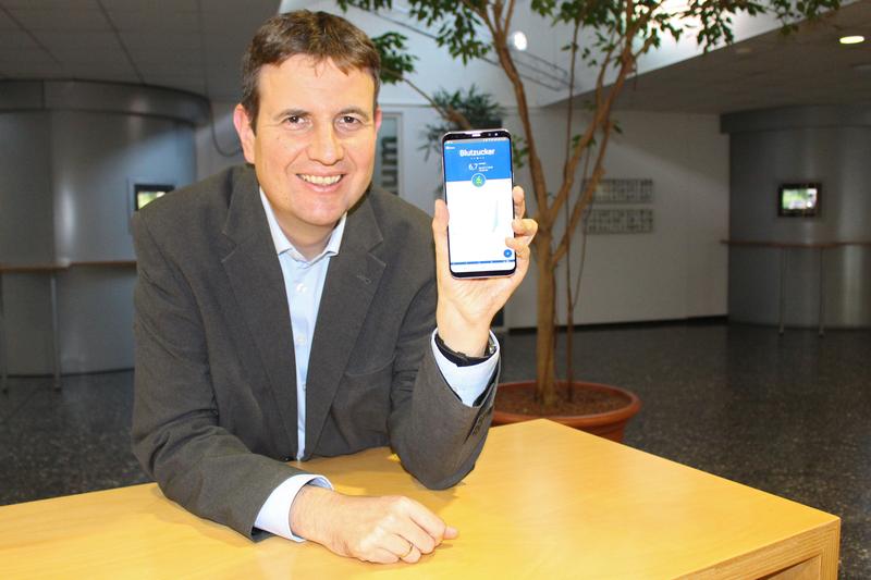 Diabetes-Management mit dem Smartphone: Prof. Dr. Stephan Weibelzahl demonstriert die GlycoRec-Benutzeroberfläche. 