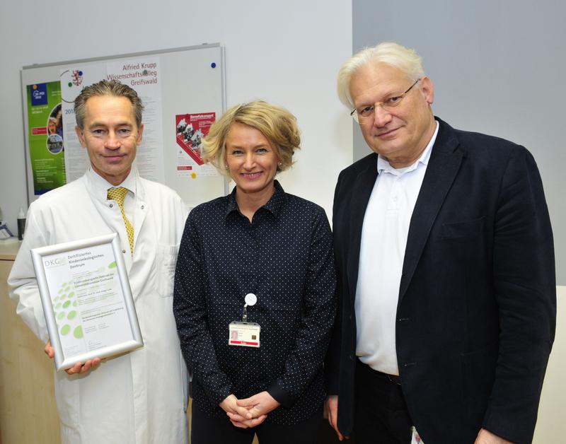 Prof. Holger Lode (v. li.), die Geschäftsführerin des Onkologischen Zentrums, Dr. Maria Zach, und der Ärztliche Vorstand, Prof. Claus-Dieter Heidecke.