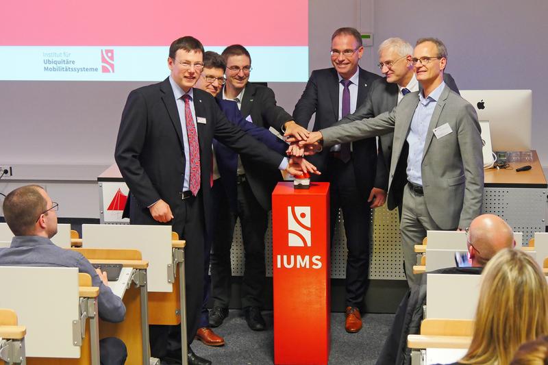 Startschuss: Prof. Dr. Thomas Schlegel, Prof. Dr. Christoph Hupfer, Dirk Weißer (Head of Research, init SE), Rektor Prof. Dr. Frank Artinger, Prof. Dr. Thomas Ertl, Dr. Wolf Engelbach (v. l . n. r.)