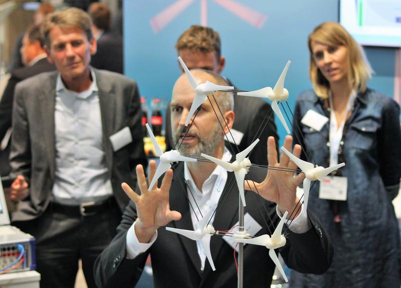 Prof. Peter Dalhoff erklärt Designkonzepte großer Multi-Rotor-Windenergieanlagen an der HAW Hamburg