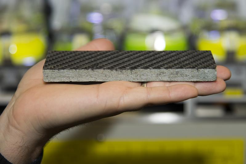 Die Armierung mit Kohlefasern verleiht der Steinplatte eine extrem hohe Festigkeit und ermöglicht damit völlig neue, effiziente Konstruktionen.