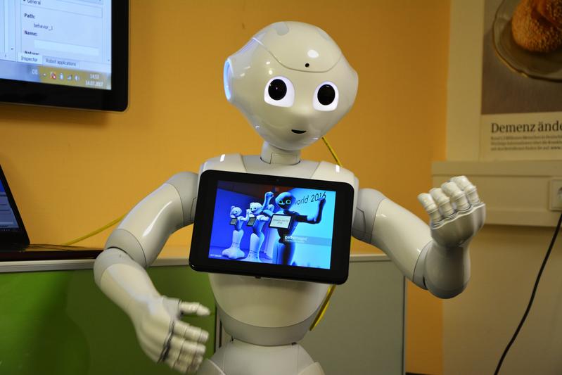 Der humanoide Roboter PEPPER ist mit Studierenden zu Gast im Frankfurter August-Stunz-Zentrum.
