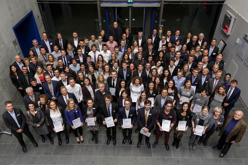 Die 76 Stipendiaten und 46 Förderer bei der Verleihung der Deutschlandstipendien an der OTH Regensburg.