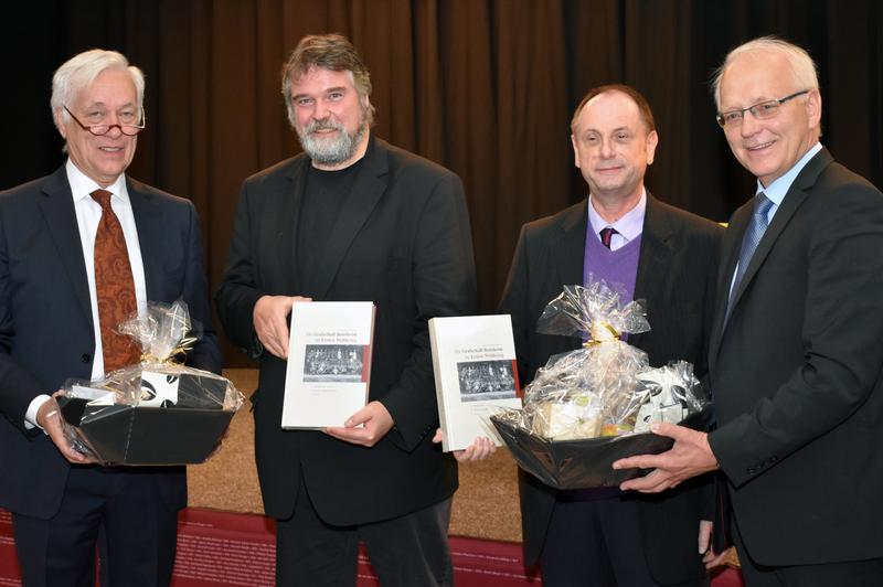 (v.l.) Josef Brüggemann, Vorsitzender des Heimatvereins, Prof. Dr. Eugen Kotte, sein Mit-Herausgeber Dr. Helmut Lensing und der Bentheimer Landrat Friedrich Kethorn.