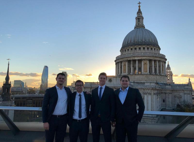 Das studentische Gewinnerteam (v.l.n.r.): Kevin Wenzel (Universität Innsbruck), Louis Vandepoele (Universität Mannheim) sowie Andreas Bauer und Christoph Willecke (beide Universität Bamberg).