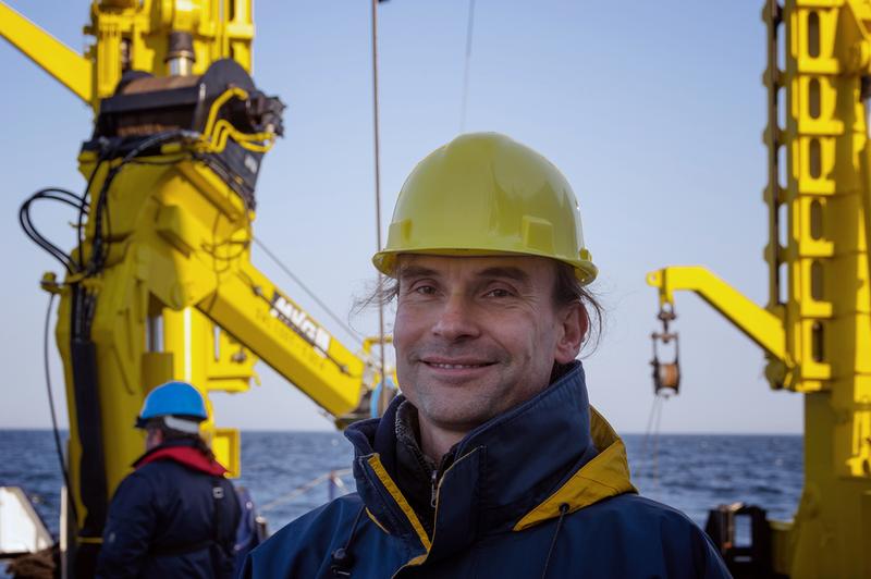 IOW-Forscher Lars Umlauf leitet das Forscherteam der 200. Fahrt der EMB, das im Gotland Becken kleinskalige Meereswirbel untersucht, deren Erforschung für bessere Klimavorhersagen wichtig ist.