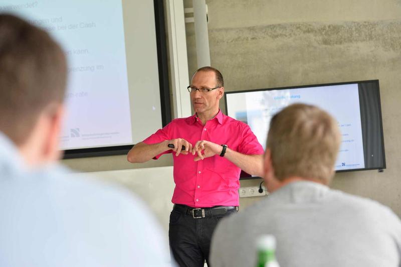  Anlage: Foto: Professor Dr. Ralf Jürgen Ostendorf in einem Seminar. 