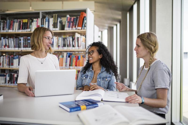 Sieben Partner wollen Frauen für den Traumberuf Professorin begeistern