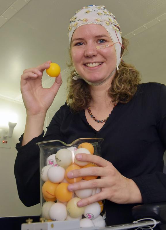 Die Jenaer Psychologin Dr. Barbara Schmidt veranschaulicht die zufällige Auswahl eines Versuchsdurchgangs in ihrer EEG-Studie.