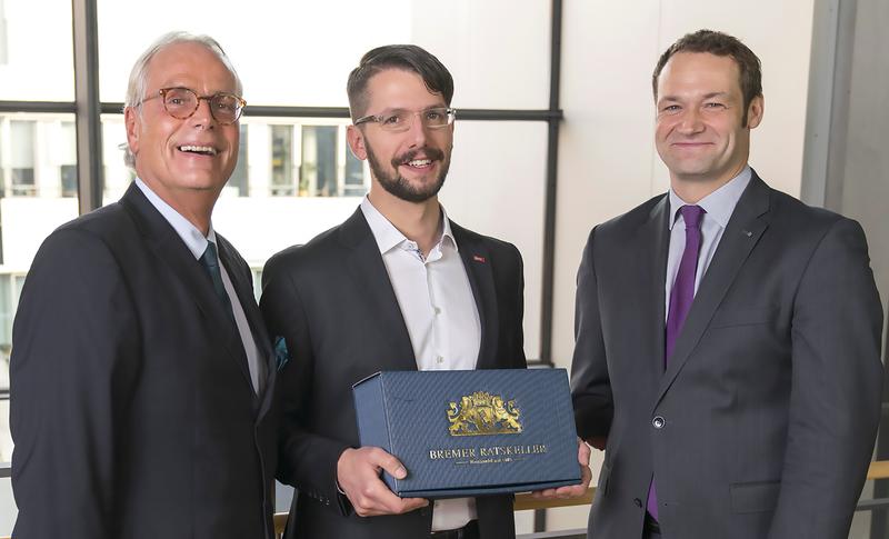 Prof. Dr. Andreas Groß (l.) und Dr. Erik Meiß (r.) ehren Marco Molisse als zehntausendsten Kursteilnehmer des Weiterbildungszentrums Klebtechnik während der 17. Bremer Klebtage. 