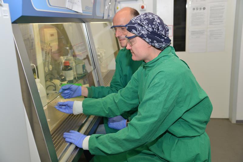 Prof. Stephan A. Sieber und Dr. Sabine Schneider im Labor des Lehrstuhls für Organische Chemie II der TU München.