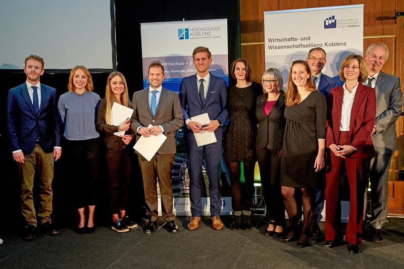 Gruppenbild aller anwesenden Preisträger/innen und Förderer.