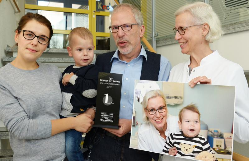 Wiedersehensfreude für die Preisträger: Kilian, jetzt drei Jahre alt und herzgesund, freut sich mit seiner Mutter Inna Adler, Fotograf Armin Kühn und Herzchirurgin Dr. Ute Blanz, mit Siegerfoto