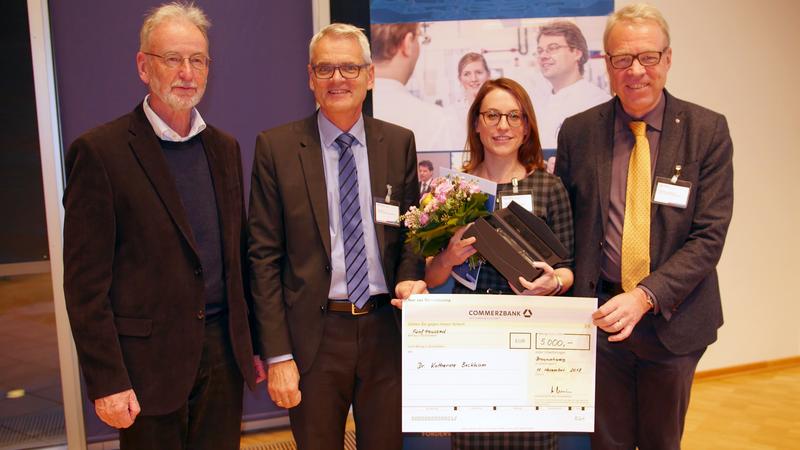 Dr. Katherine S. H. Beckham, Trägerin des diesjährigen Jürgen-Wehland-Preises, mit (v. l.) Prof. Hansjörg Hauser vom Förderverein des HZI, Prof. Dirk Heinz und Prof. Matthias Wilmanns.