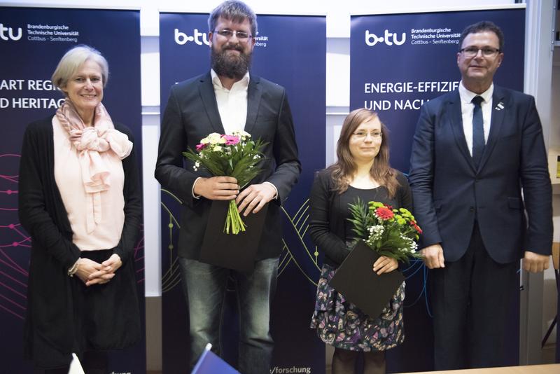 Verleihung der Heinz-Ludwig-Horney-Preise (v. li.): die Vizepräsidentin der BTU Prof. Dr. Katrin Salchert, die Preisträger Tim Fritsch und Anna Rosner, der Vorsitzende des IURS Prof. Dr. Sylvio Simon