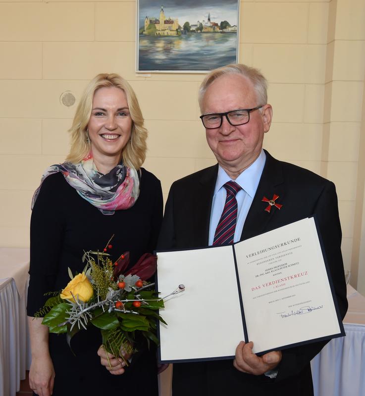 Ministerpräsidentin Manuela Schwesig überreichte Professor Klaus-Peter Schmitz das Verdienstkreuz 1. Klasse der Bundesrepublik Deutschland. 