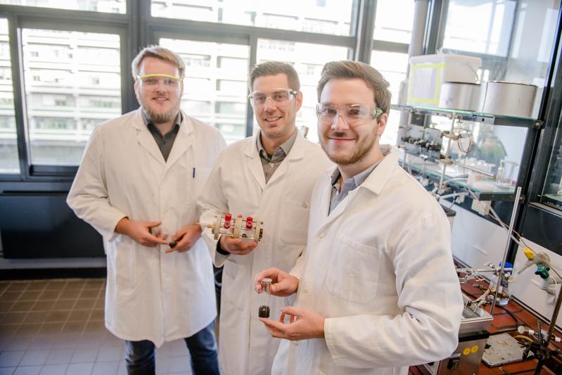 Kai junge Puring, Stefan Piontek und Mathias Smialkowski (von links) aus dem Team von Ulf-Peter Apfel mit der Elektrolysezelle, in der die Experimente durchgeführt wurden, und dem Katalysator