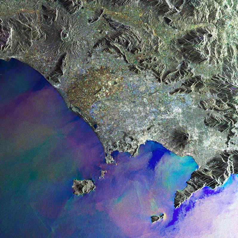 Satellitensicht auf die Bucht von Neapel mit den Phlegräischen Feldern und dem Vesuv