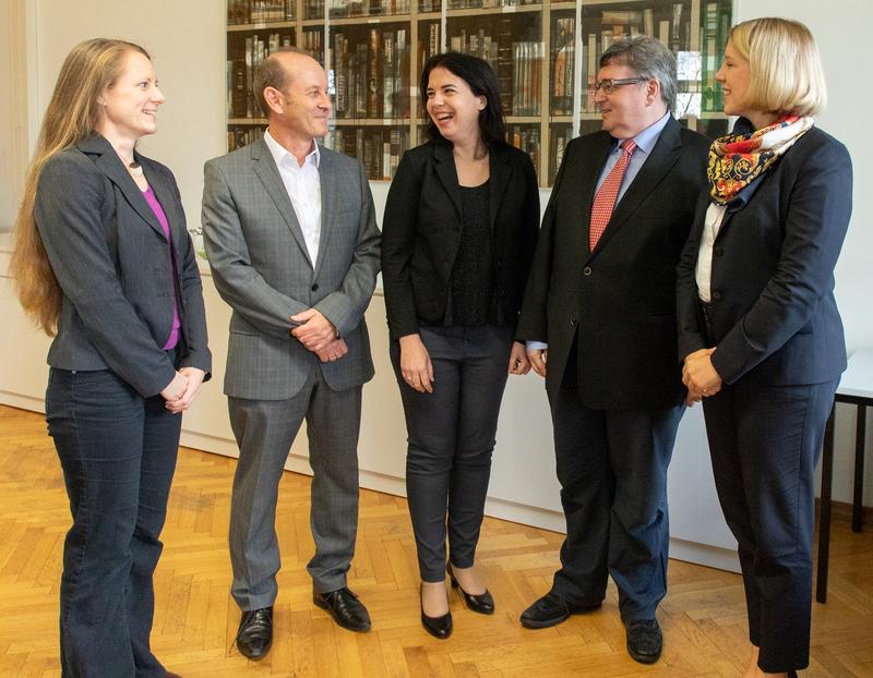 Sandra Simovich (M.) und Maren Steege (r.) mit Prof. Dr. Klaus Peter Rippe (2.v.r.),  Prof. Dr. Götz Schwab und Simone Brandt