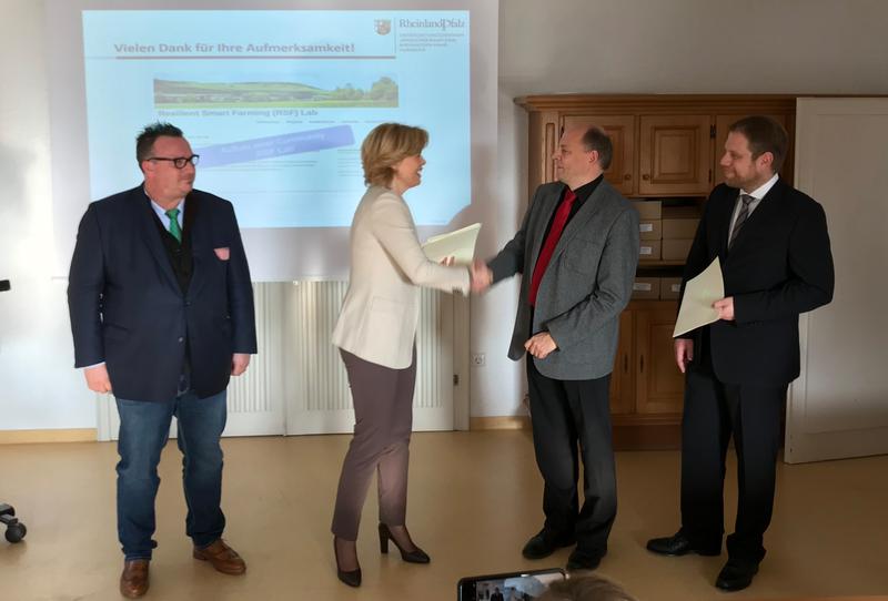 v.l.n.r.: Andy Becht, Landwirtschaftsstaatssekretär RLP, Julia Klöckner, Bundesministerin für Ernährung, Landwirtschaft und Verbraucherschutz, Dr. Ansgar Bernardi, DFKI und Michael Lipps, DLR-RHN