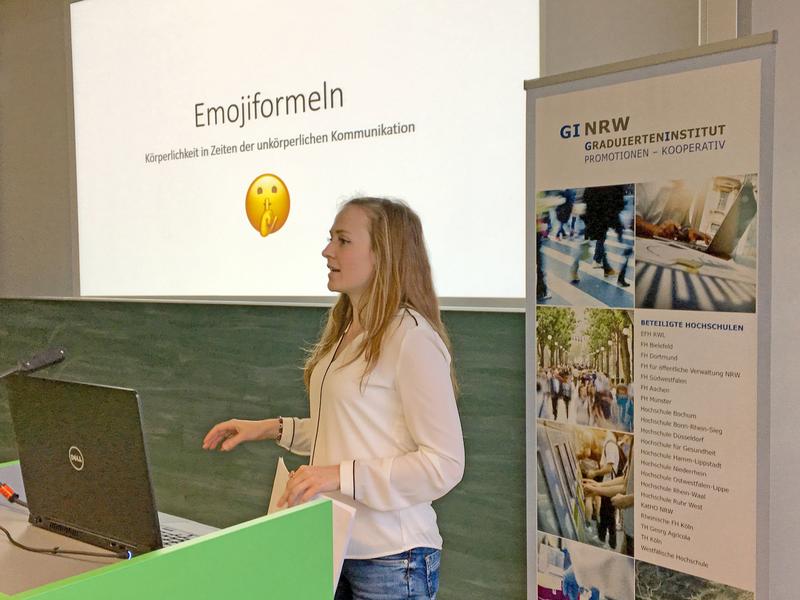 Alexandra Siegle ist promovierendes Mitglied des Graduierteninstituts NRW und referierte über Emojis.