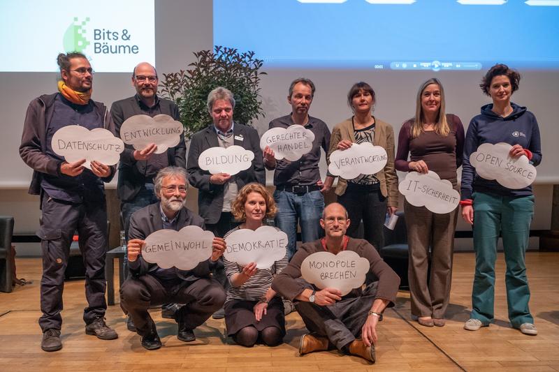 Die Veranstalter stellen Forderungen für eine nachhaltige Digitalisierungspolitik vor