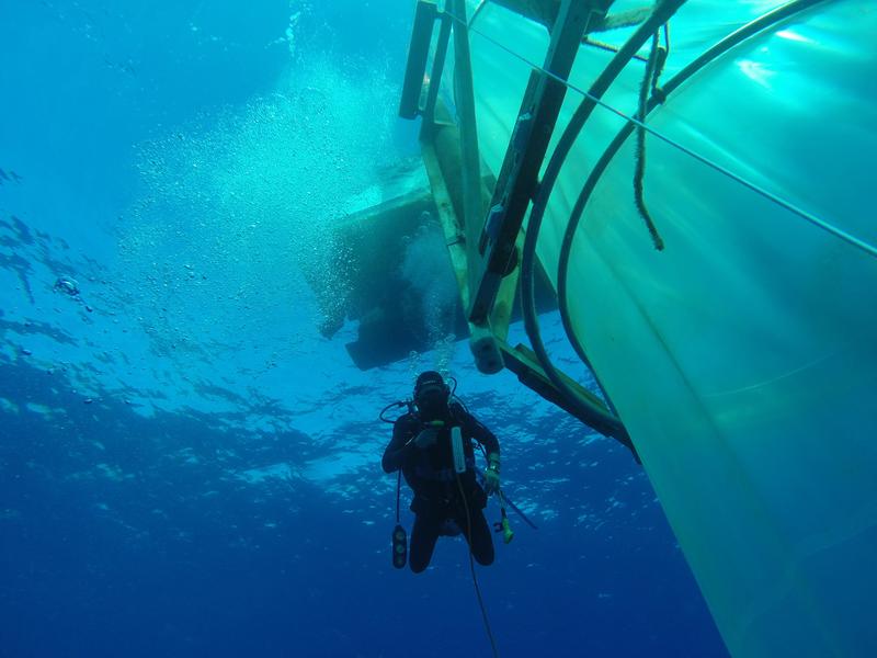 Taucher neben einem Kieler Mesokosmos vor Gran Canaria. In neun dieser Versuchsbehälter wurden zukünftige CO2-Bedingungen simuliert. 