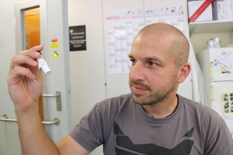 PD Dr. Sebastian Galuska (39) mit dem körpereigenem Zucker Polysialinsäure. 